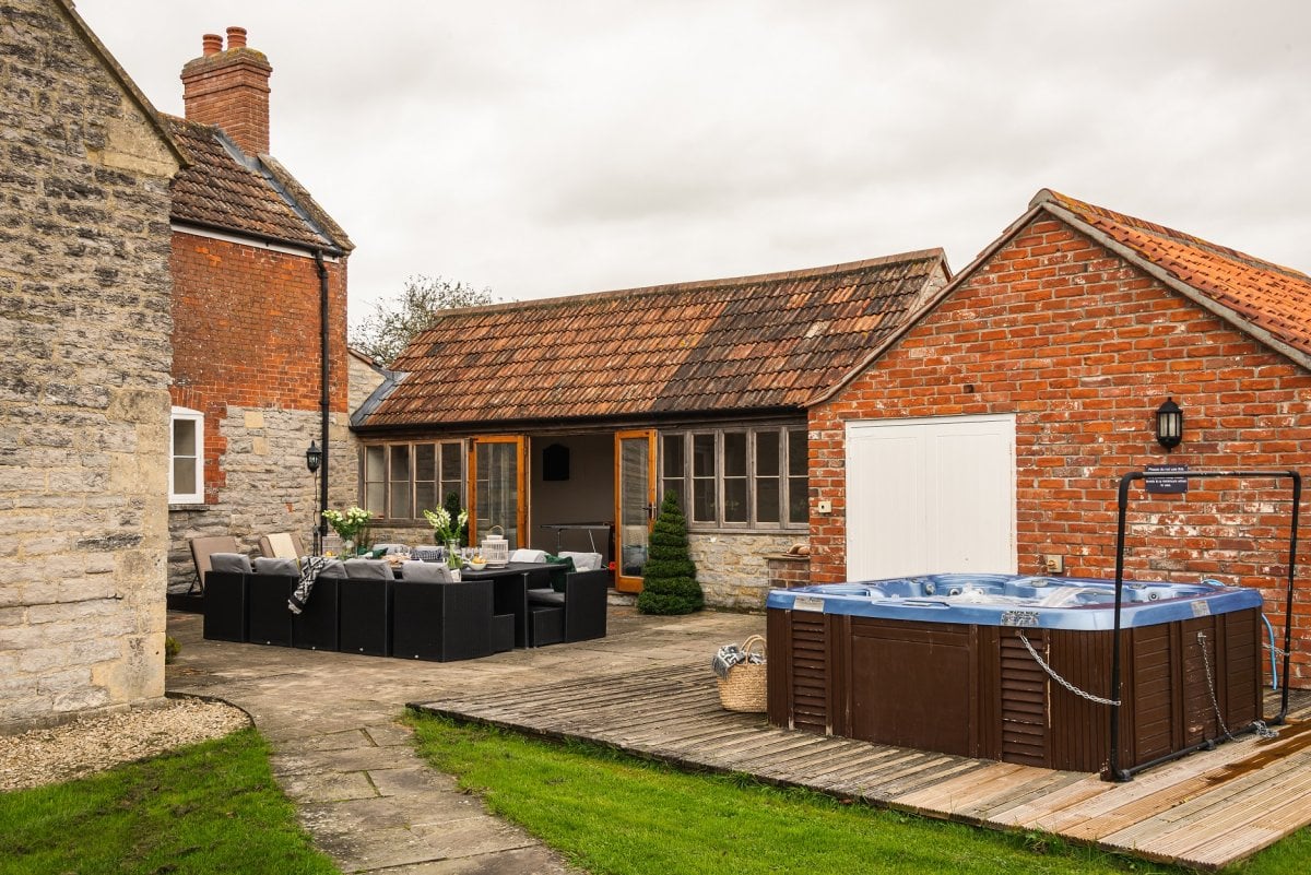 Outside dining and hot tub